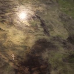 BOT - Wykończona powierzchnia ściany lub podłogi z dekoracyjną, zielono-złotą fakturą imitującą marmur, widoczny fragment logo firmy wykonawczej w prawym górnym rogu.