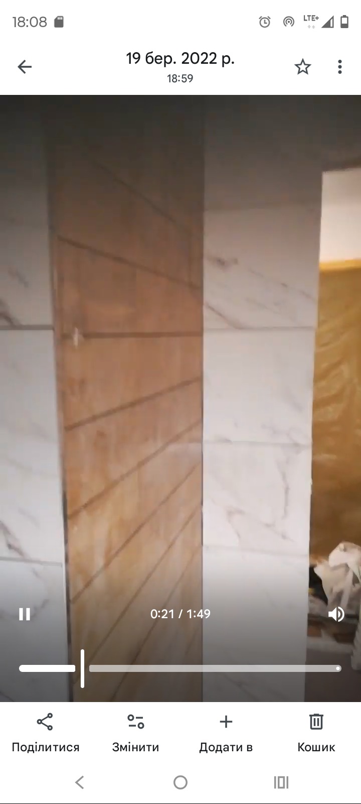 Wykończenie wnętrza: połączenie drewnopodobnych i marmurowych płytek ściennych, widok z bliska, prezentacja estetycznego designu.