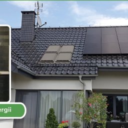 Ventra Group Sp. z o.o. - Dom z panelami fotowoltaicznymi na dachu i magazynem energii przy ścianie. Widoczne okna dachowe i antena satelitarna. Ujęcie z poziomu ogrodu.