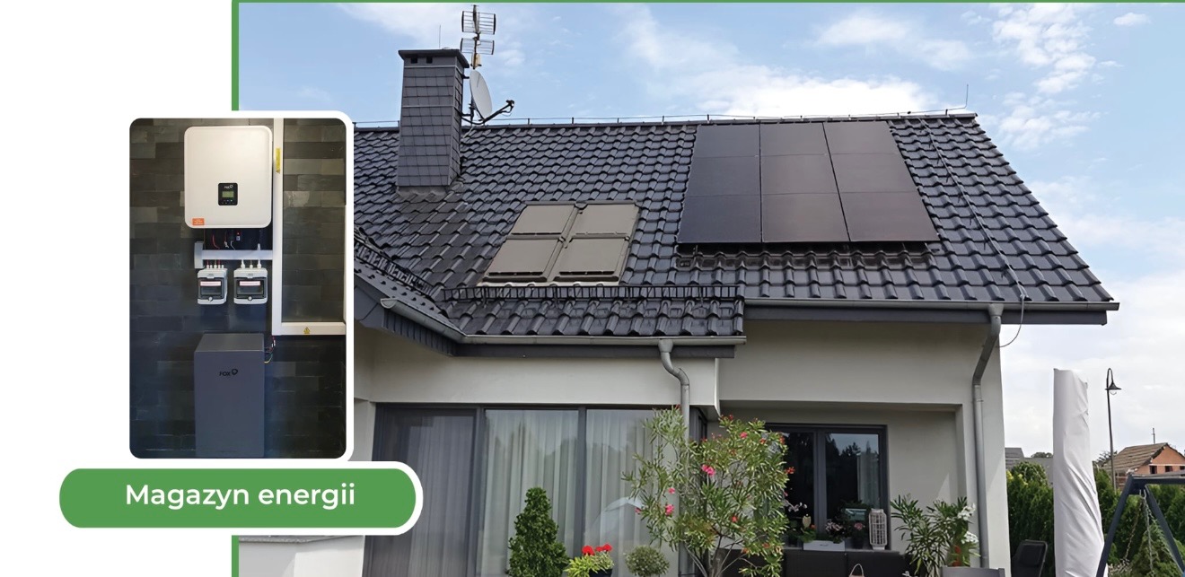 Dom z panelami fotowoltaicznymi na dachu i magazynem energii przy ścianie. Widoczne okna dachowe i antena satelitarna. Ujęcie z poziomu ogrodu.