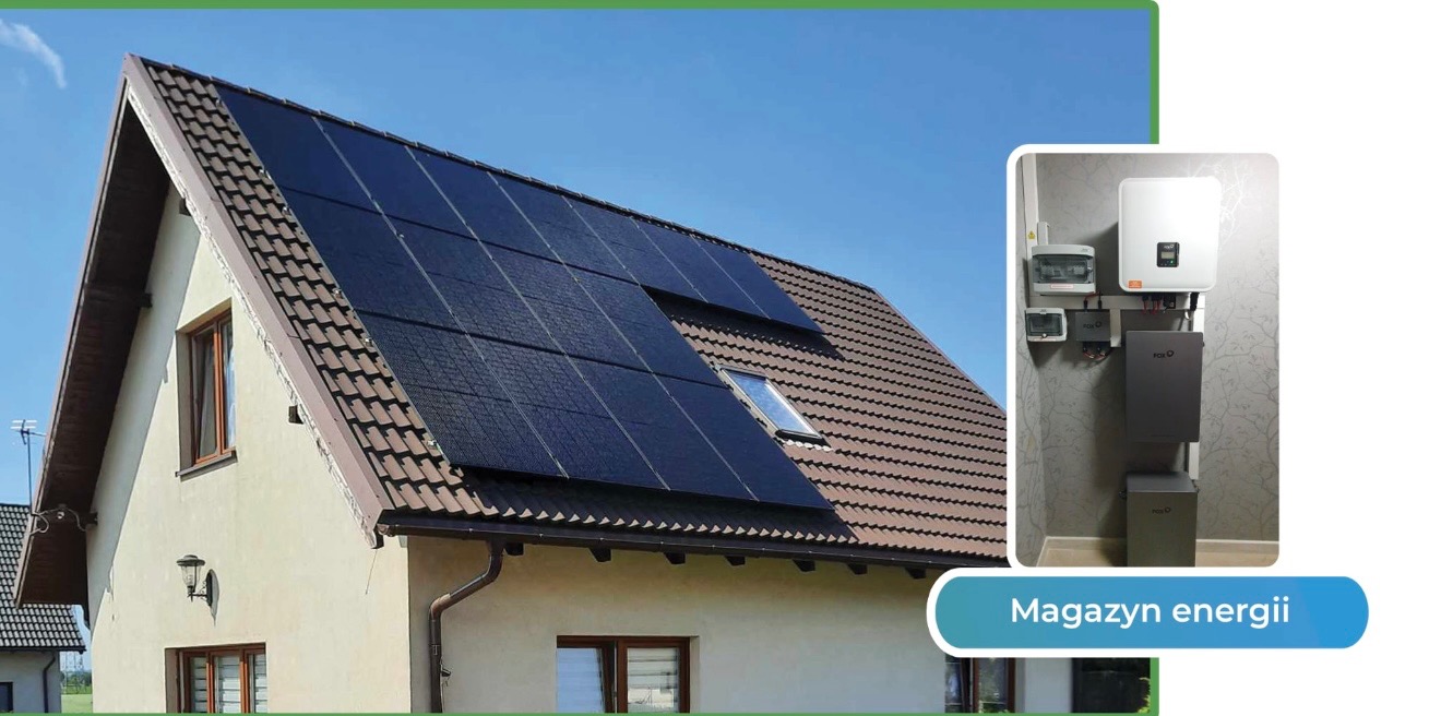 Dom z panelami słonecznymi na dachu i instalacją magazynu energii wewnątrz, widoczną w osobnym kadrze. Błękitne niebo w tle.