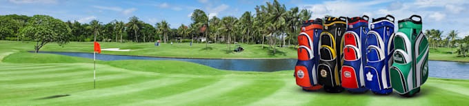 Kolorowe torby golfowe na tle idyllicznego pola golfowego z palmami i jeziorkiem, prezentowane w jasnym, słonecznym oświetleniu.