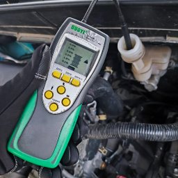 MICHAŁ KOWALÓWKA M&M BROKERS - Pomiar zawartości wody w płynie hamulcowym testerem DUOYI DY23B, w zbiorniczku wyrównawczym, w komorze silnika. Diagnostyka płynu hamulcowego w warsztacie.