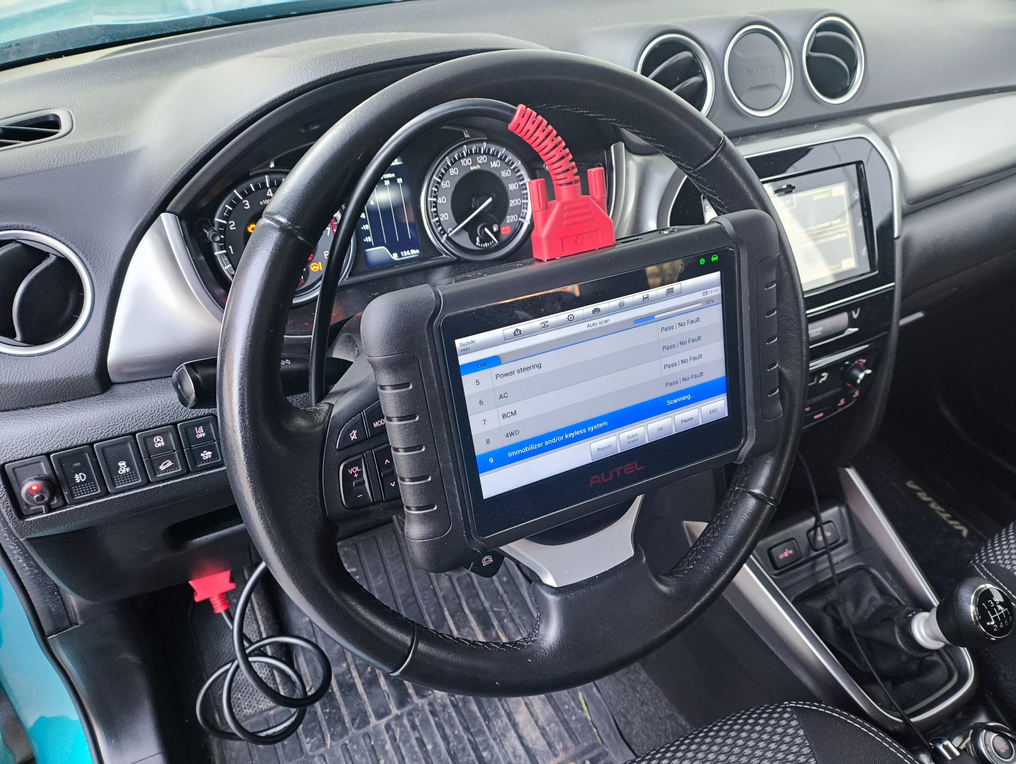 Diagnostyka samochodowa Suzuki Vitara z użyciem testera Autel. Ekran skanera pokazuje status systemów pojazdu: Power steering, AC, BCM, 4WD, Immobilizer.