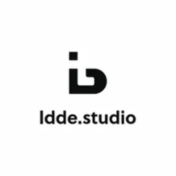 Minimalistyczny logotyp 'Idde.studio' na białym tle, prezentujący czarny sygnet w formie litery 'i' i 'd' oraz nazwę firmy napisaną prostą czcionką.