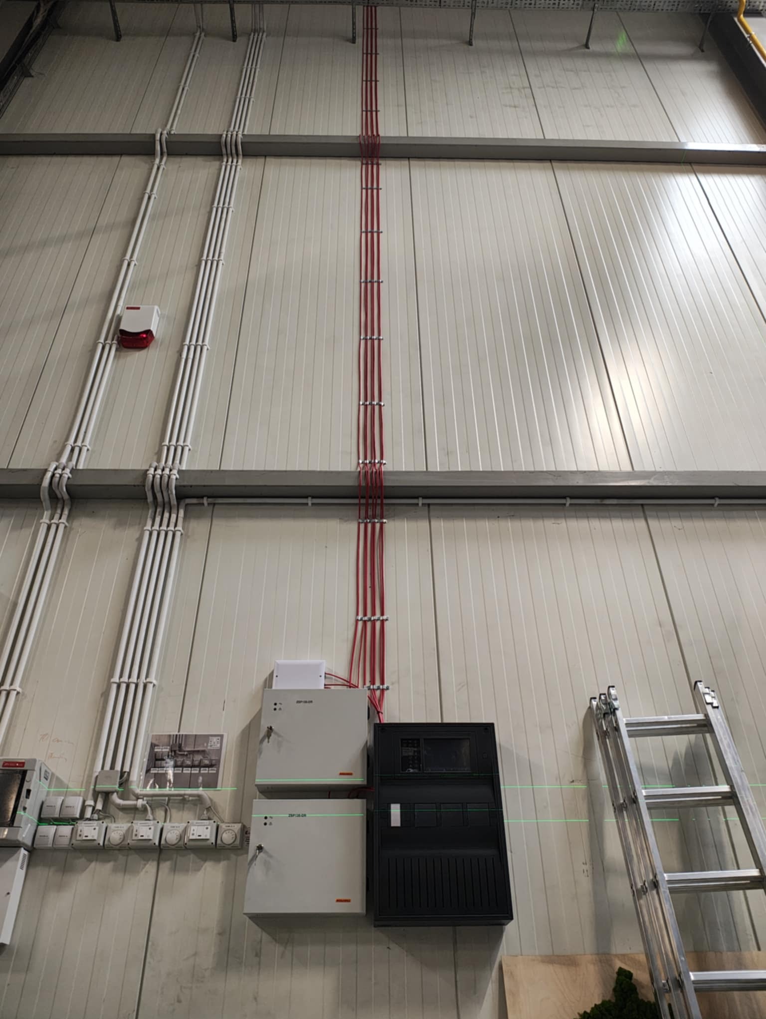 centrala systemu sygnalizacji pożaru , wraz z okablowaniem