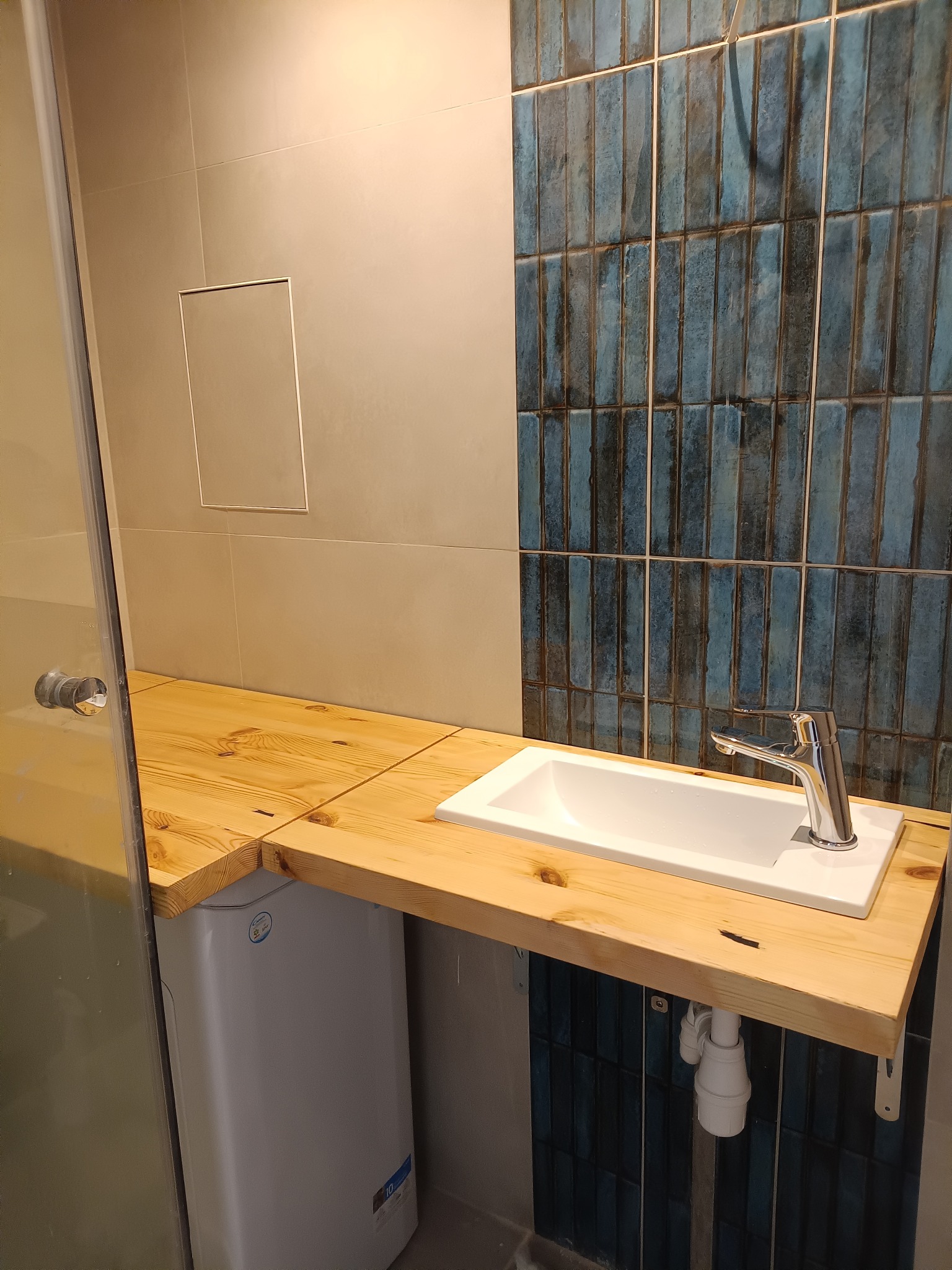 Blat łazienkowy naszego wykonania z podnoszonym blatem pod pralkę ładowaną od góry