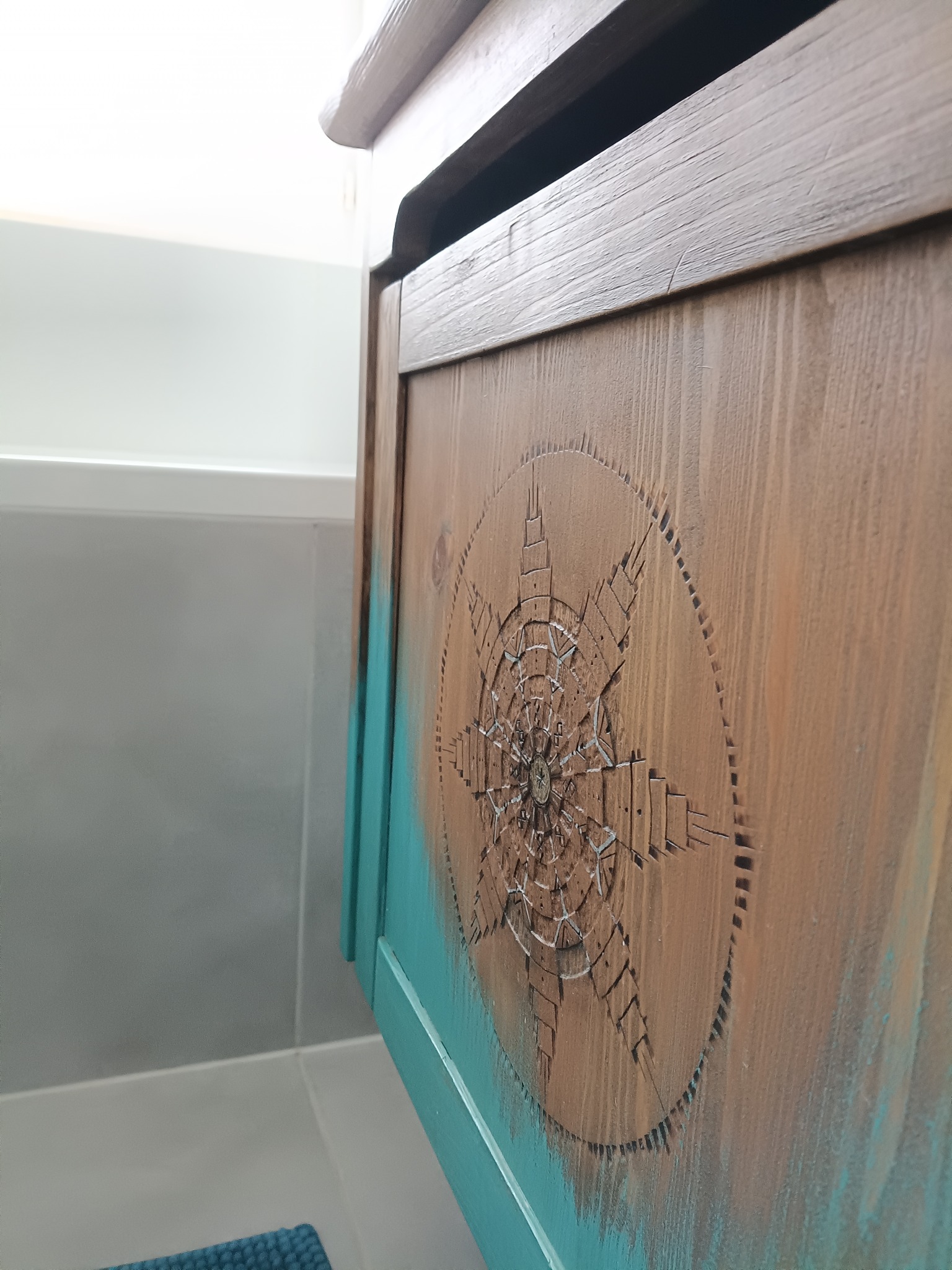 Ręcznie zdobiona (pirografia) szafka pod umywalkę