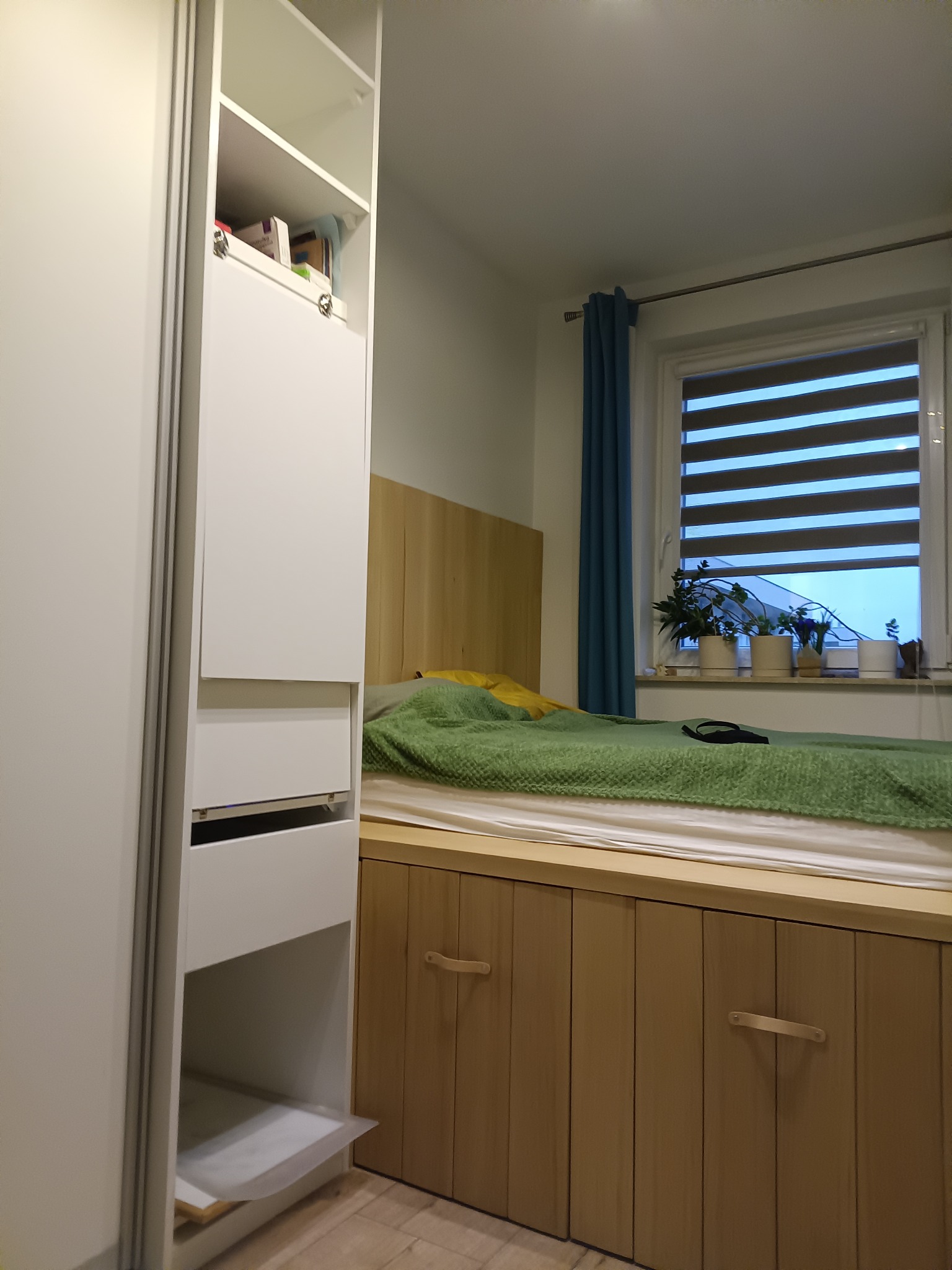 Łóżko na podeście z wysuwanymi szufladami na pełną długość