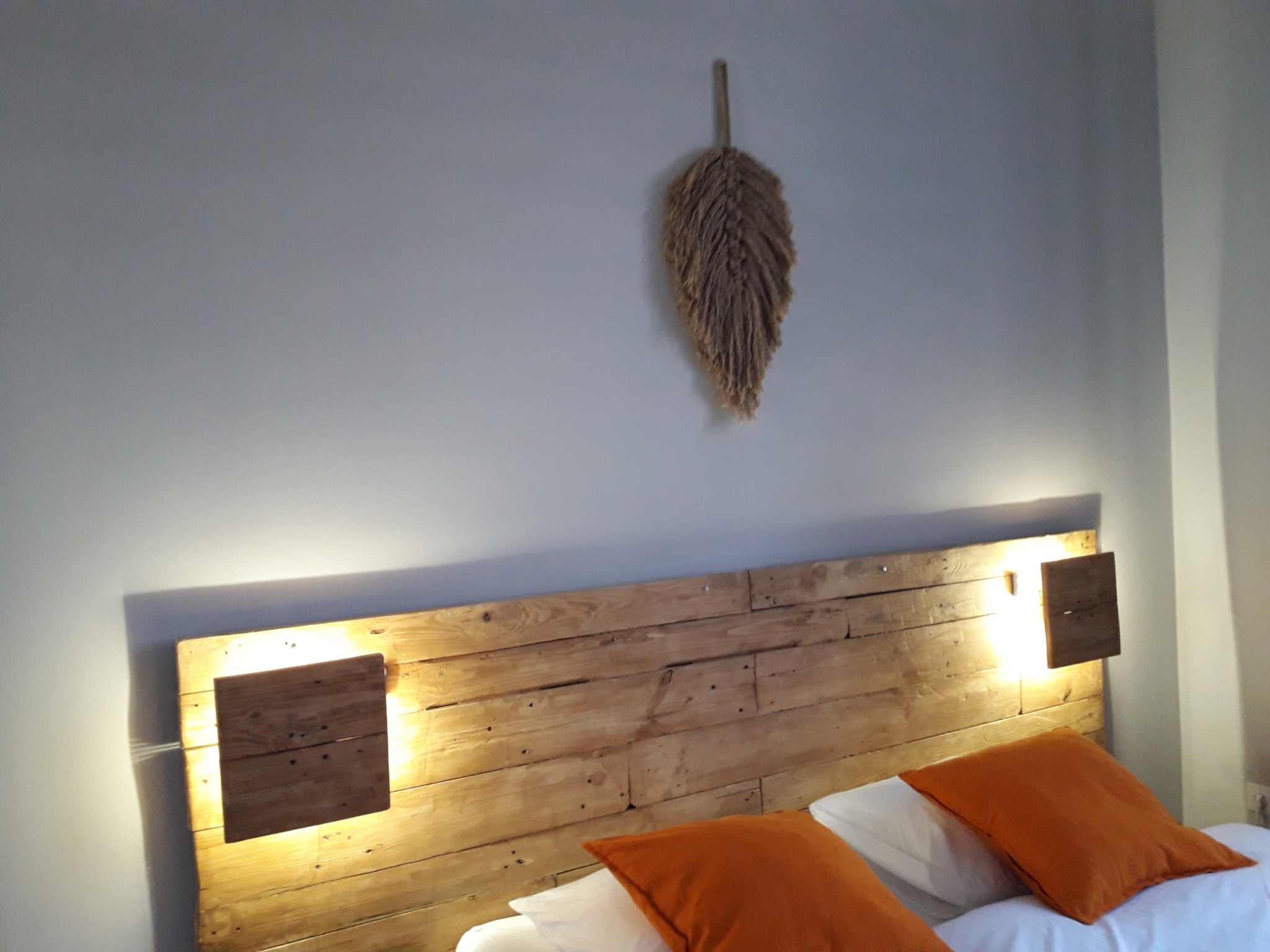 Zagłówek w pełni naszej roboty, z montażem na ścianie