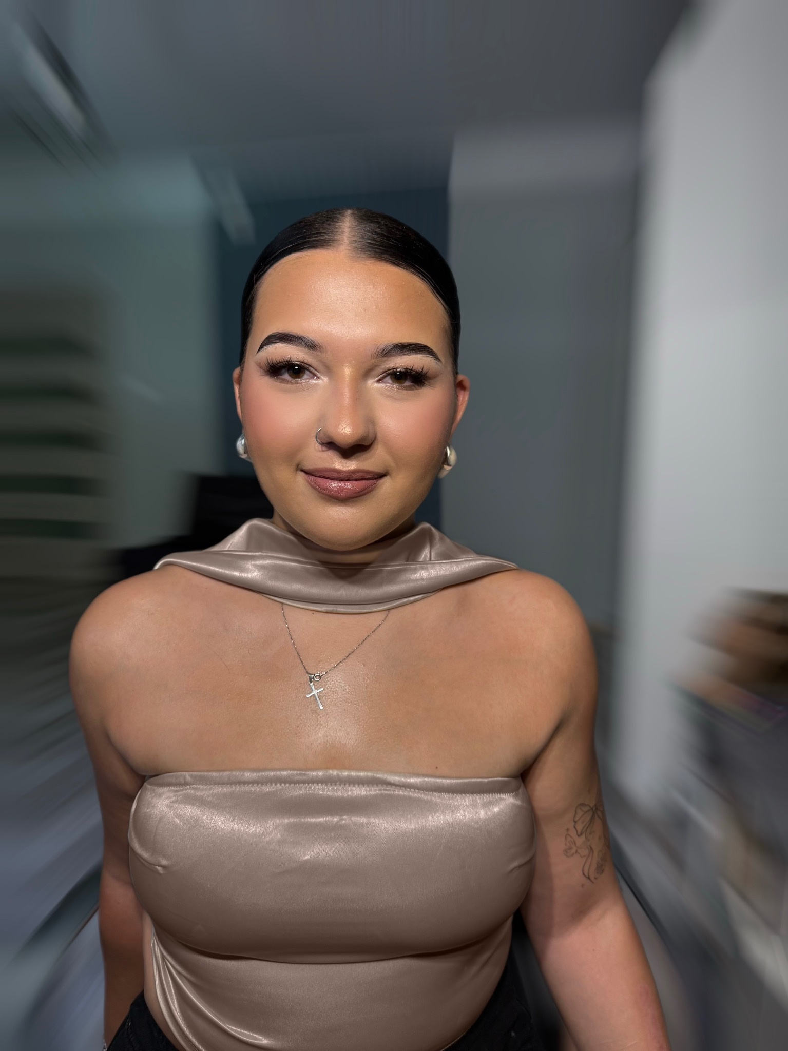 Portret kobiety w Żarki-Letnisko z delikatnym, naturalnym makijażem, srebrną biżuterią i satynowym topem. Uwagę zwracają starannie podkreślone brwi.