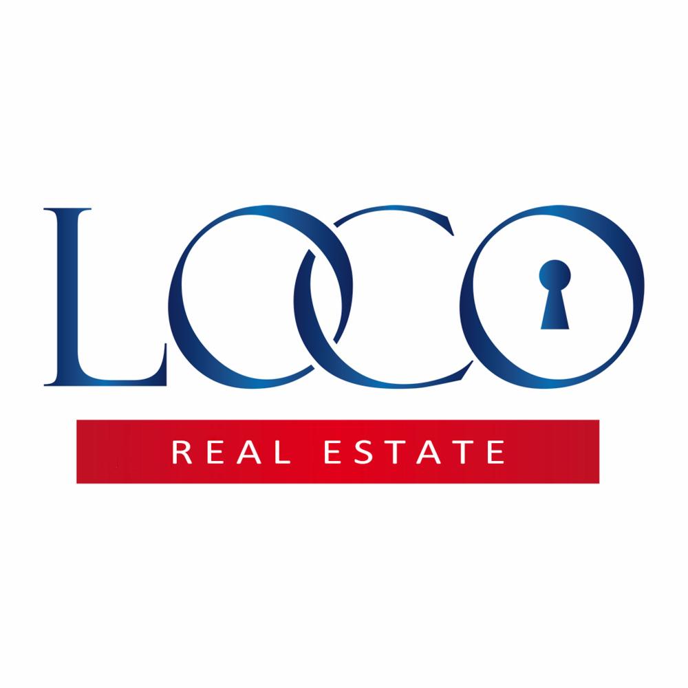 Logo firmy LOCO REAL ESTATE: niebieski napis z symbolem klucza w okręgu, na czerwonym pasku biały napis 'REAL ESTATE'.