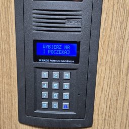 Zakład RTV Alarmy i Monitoringi - Wideodomofon zamontowany przez naszą f-mę w bloku w Brzesku