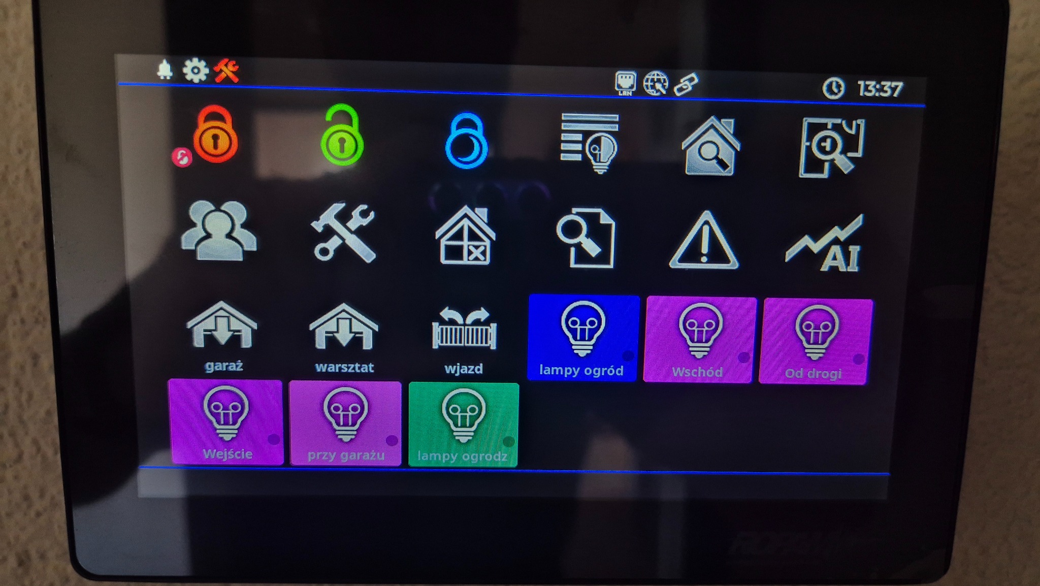 zdjęcie manipulatora do zarządzania smart dom oraz jednocześnie systemem alarmowym -wersja inteligętnego domu