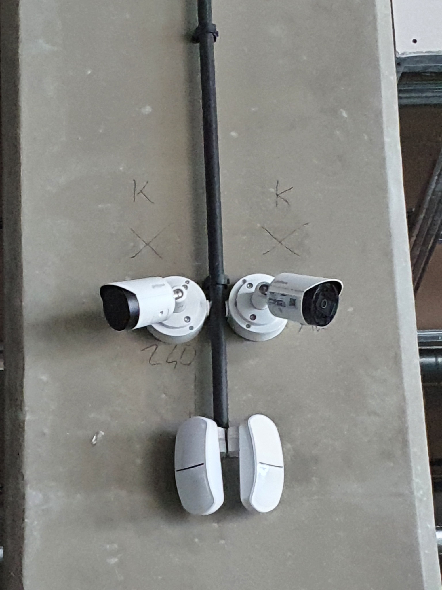 kamery i czujniki alarmowe zamontowane w galerii Odyseja