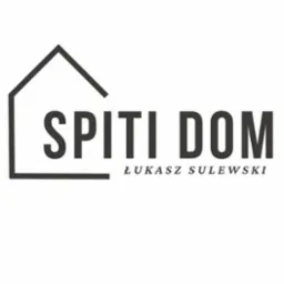 Minimalistyczne logo 'SPITI DOM' z obrysem domu i dopiskiem 'ŁUKASZ SULEWSKI', utrzymane w szarej kolorystyce na białym tle.