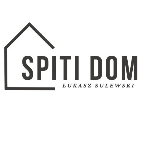 Minimalistyczne logo 'SPITI DOM' z obrysem domu i dopiskiem 'ŁUKASZ SULEWSKI', utrzymane w szarej kolorystyce na białym tle.