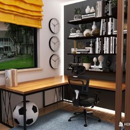 TIK. Twój Idealny Kąt - Nowoczesne biuro domowe z drewnianym biurkiem narożnym, czarnym krzesłem obrotowym i półkami z książkami. Żółta roleta w oknie. Piłka nożna pod biurkiem.