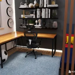 Nowoczesne biuro w pokoju z drewnianym biurkiem, czarnym krzesłem obrotowym i półkami na ścianie. Na podłodze leży piłka. Widok na łóżko przez drewniany parawan.