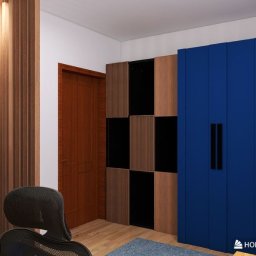 TIK. Twój Idealny Kąt - Wnętrze pokoju z niebieską szafą, drewnianymi panelami ściennymi i drzwiami. Widoczny fragment krzesła biurowego i dywan. Nowoczesny design z akcentami drewna.