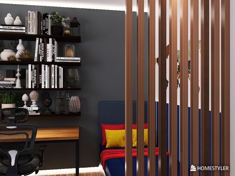 Pokój z biurkiem i regałem, oddzielony ażurową ścianką z drewna. Widoczny fragment łóżka z kolorowymi poduszkami. Stonowana kolorystyka, nowoczesny styl.