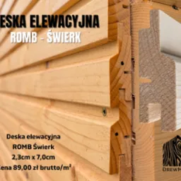 Szczegółowy przekrój deski elewacyjnej romb-świerk, prezentujący system łączenia. Widoczne wkręty mocujące. Fragment logo producenta w prawym dolnym rogu.