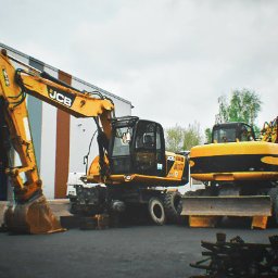 Plac remontów i napraw maszyn przed naszą halą serwisową w Tarnowskich Górach.