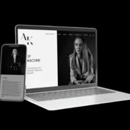 Czarno-biała prezentacja responsywnej strony www na laptopie i smartfonie. Widoczna kobieta na obu ekranach, logo i tekst strony. Minimalistyczny design.