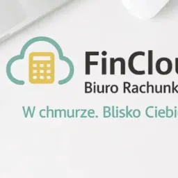 Biuro rachunkowe FinCloud: logo z kalkulatorem w chmurze, laptop, spinacz, roślina. Minimalistyczne, jasne biuro. W chmurze. Blisko Ciebie.