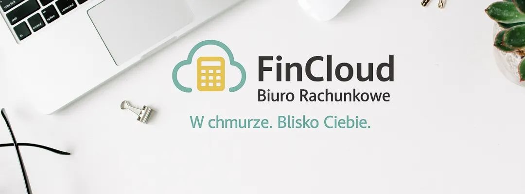 Biuro rachunkowe FinCloud: logo z kalkulatorem w chmurze, laptop, spinacz, roślina. Minimalistyczne, jasne biuro. W chmurze. Blisko Ciebie.