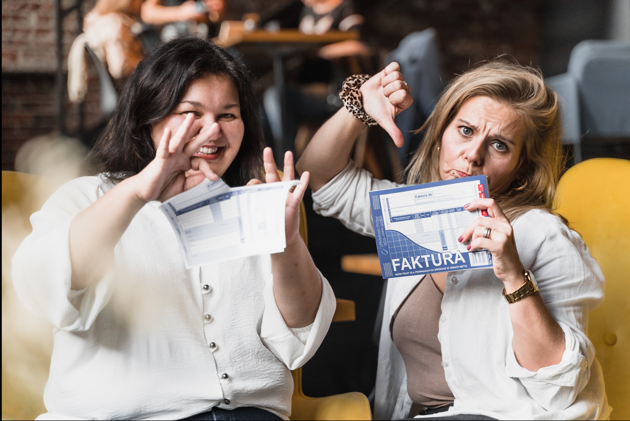 Dwie kobiety z fakturami: jedna z uśmiechem, druga z opuszczonym kciukiem. W tle nowoczesne wnętrze kawiarni. Kontrast ocen usług księgowych.