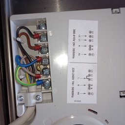 ELEKTRO-RAV RAFAŁ STASIAK - Podłączenie przewodów do płyty indukcyjnej w Kwiatkowie. Widoczne kolorowe kable podłączone do złączki. Etykieta z instrukcją podłączenia.