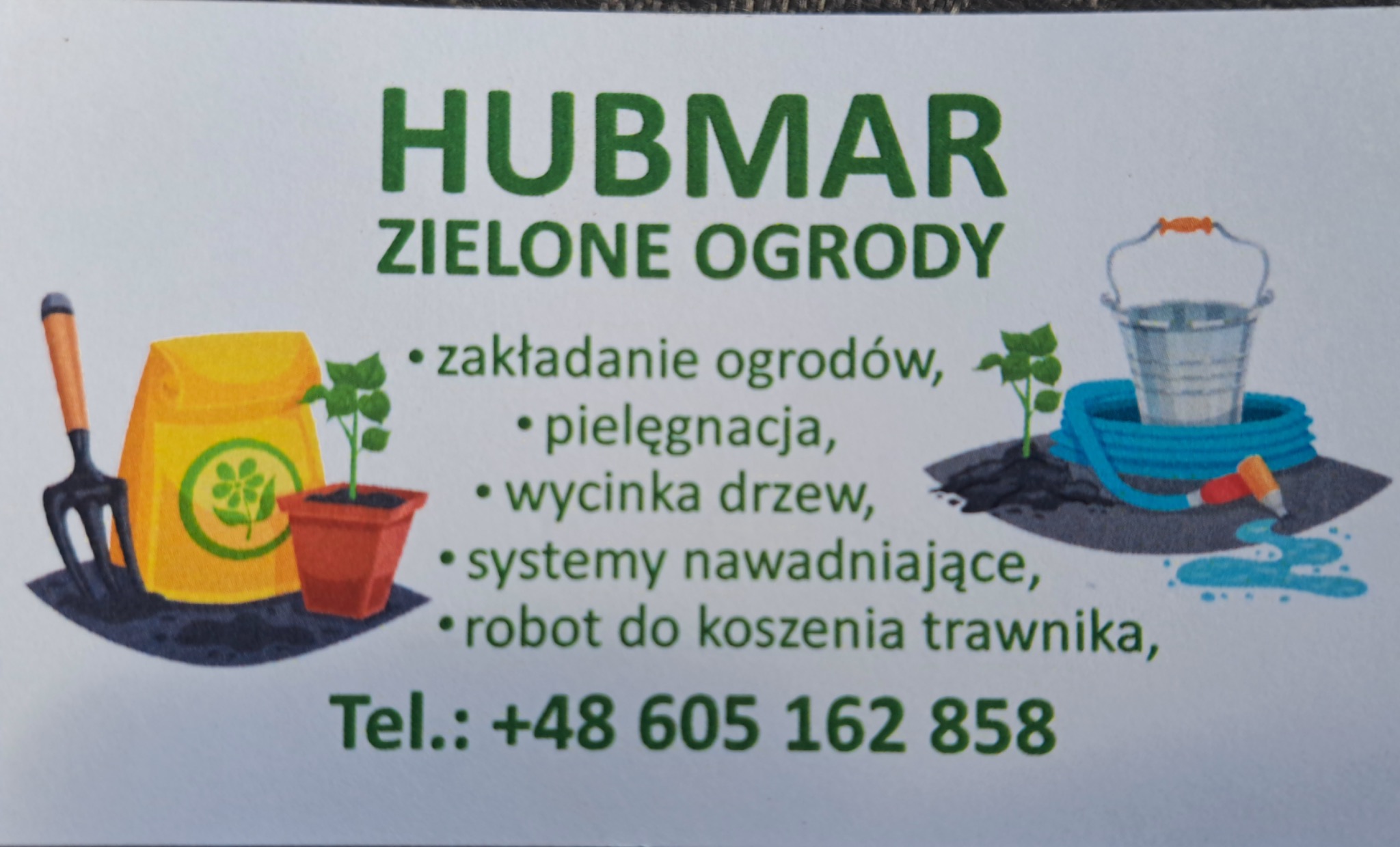 Wizytówka firmy Hubmar Zielone Ogrody z grafiką narzędzi ogrodniczych, roślin i numerem telefonu. Oferta: zakładanie ogrodów, pielęgnacja, wycinka drzew.