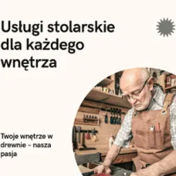 Stolarz w warsztacie, w brązowym fartuchu, pracuje przy pile stołowej. W tle p&oacute;łki z narzędziami i materiałami. Ujęcie od g&oacute;ry, na pierwszym planie ostrze piły.