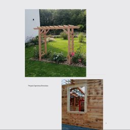 Usługi Stolarskie Rafał Gnat - Drewniana pergola ogrodowa z drabinkami, obsadzona kwiatami, na tle zielonego trawnika i drzew. U dołu fragment drewnianej konstrukcji z oknem w trakcie budowy.
