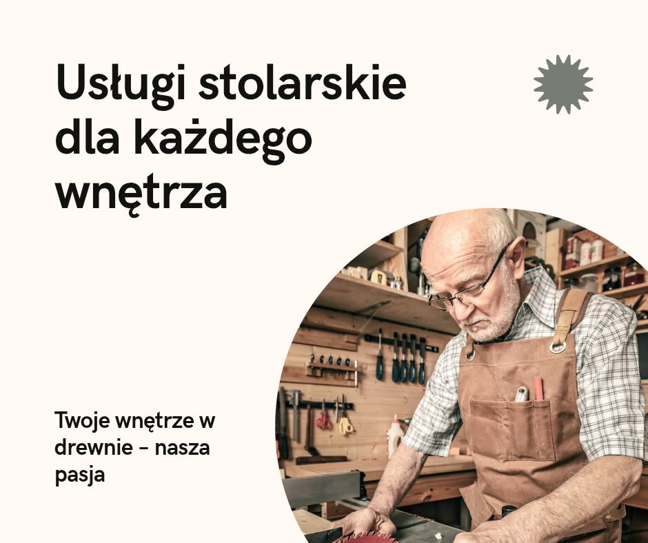 Stolarz w warsztacie, w brązowym fartuchu, pracuje przy pile stołowej. W tle półki z narzędziami i materiałami. Ujęcie od góry, na pierwszym planie ostrze piły.