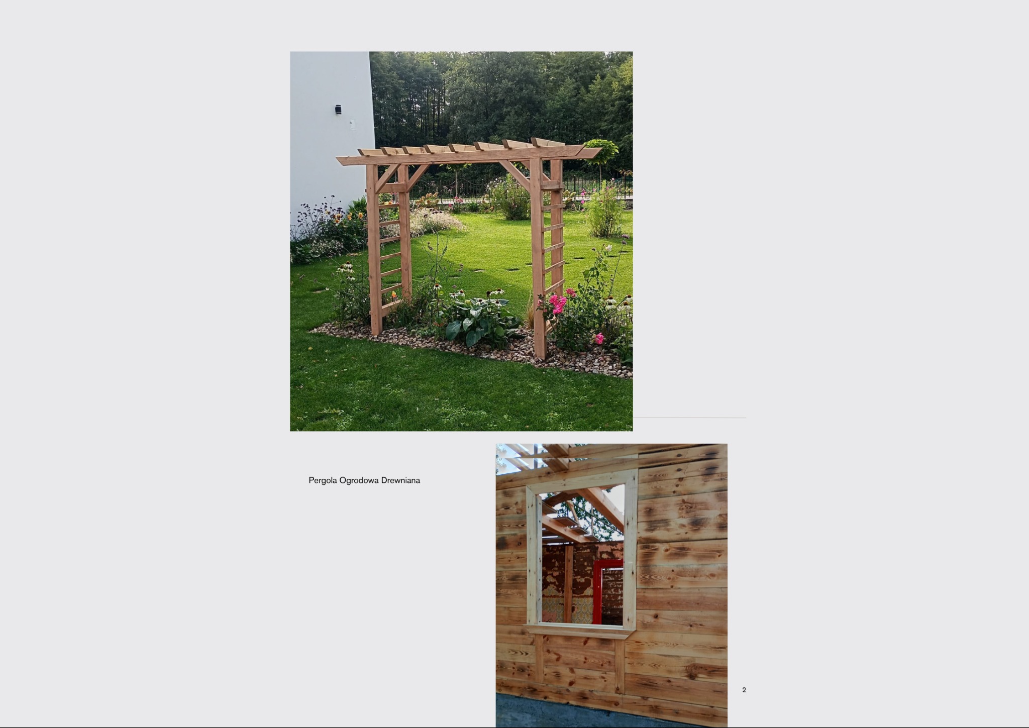 Drewniana pergola ogrodowa z drabinkami, obsadzona kwiatami, na tle zielonego trawnika i drzew. U dołu fragment drewnianej konstrukcji z oknem w trakcie budowy.