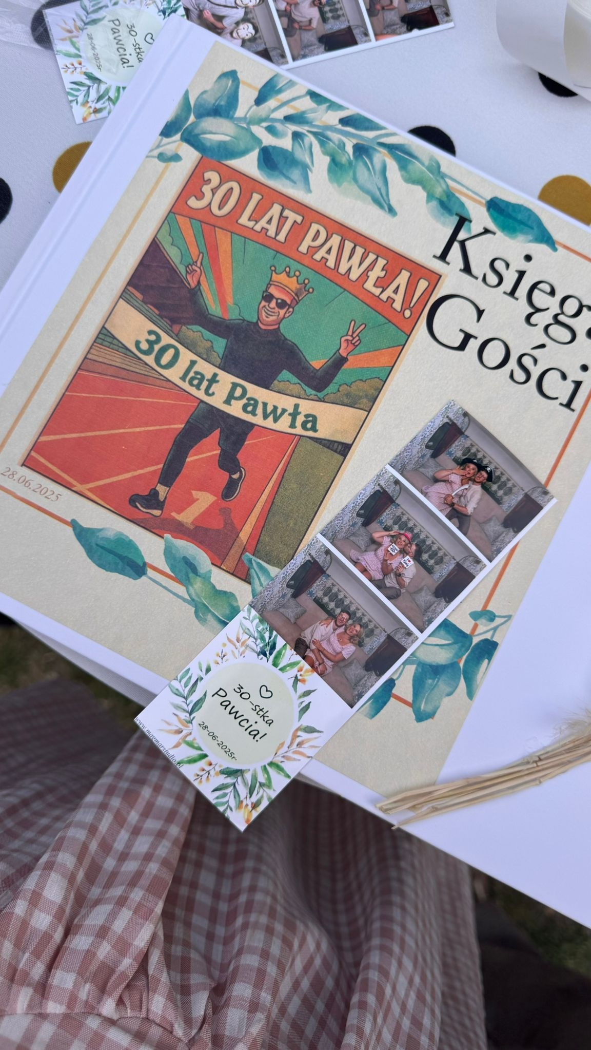 Księga gości z grafiką '30 lat Pawła' i paskiem zdjęć z fotobudki, pamiątka z imprezy urodzinowej. Dekoracja stołu z motywem 30-stki Pawła.