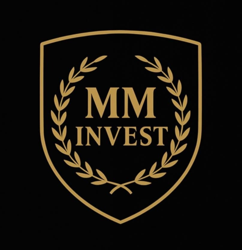 Złote logo 'MM Invest' na czarnym tle, otoczone wieńcem laurowym w kształcie tarczy. Elegancki i profesjonalny wizerunek firmy inwestycyjnej.