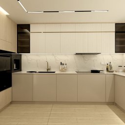 Design Atelier by Maria Słodowska - Nowoczesna kuchnia z zabudową w odcieniach beżu i bieli, z marmurowym blatem i czarnymi akcentami. Widoczna lodówka Samsung i wbudowany piekarnik.