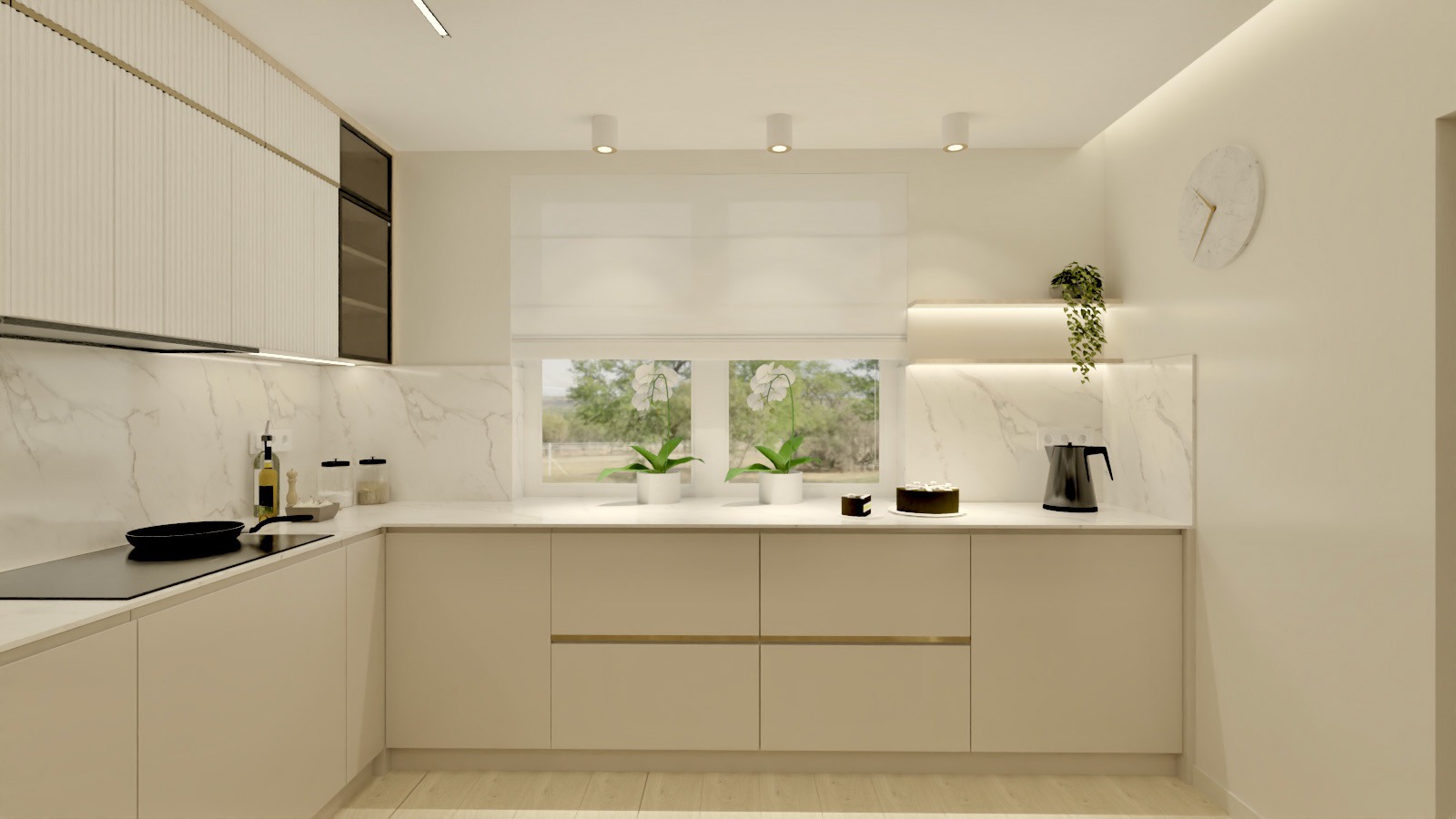 Elegancka kuchnia w beżach z marmurowym blatem i frontami z poziomymi uchwytami. Na blacie czajnik, ciasto i doniczki z kwiatami, a w tle okno z roletą rzymską.