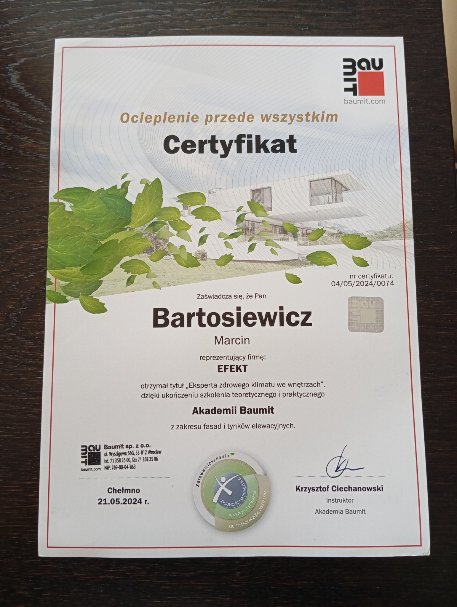 Certyfikat Akademii Baumit dla Pana Bartosiewicza z firmy EFEKT, potwierdzający tytuł Eksperta zdrowego klimatu we wnętrzach, z zakresu fasad i tynków elewacyjnych.