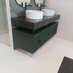 AD-MAR Bartłomiej Żmuda - Nowoczesna szafka łazienkowa w odcieniach zieleni z marmurowym blatem i dwiema białymi umywalkami nablatowymi. Nad nią owalne lustra z czarną armaturą.