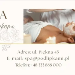 Wizytówka SPA Pod Lipkami z adresem, e-mailem i telefonem. Na wizytówce zdjęcie kobiety z maseczką na twarzy, relaksującej się przy świecach.