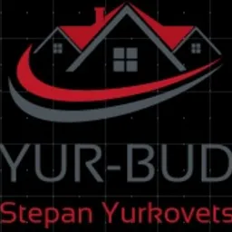 Czarne tło z logo firmy YUR-BUD Stepan Yurkovets. Czerwony dach domu i szary łuk nad napisem. Kontrastowe kolory i prosta grafika.