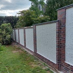 Ogrodzenie między sąsiadami, mur z silikatów, słupki/filarki wzmocnione teownikami oraz obmurowane klinkierem, tynk ozdobny drapany             