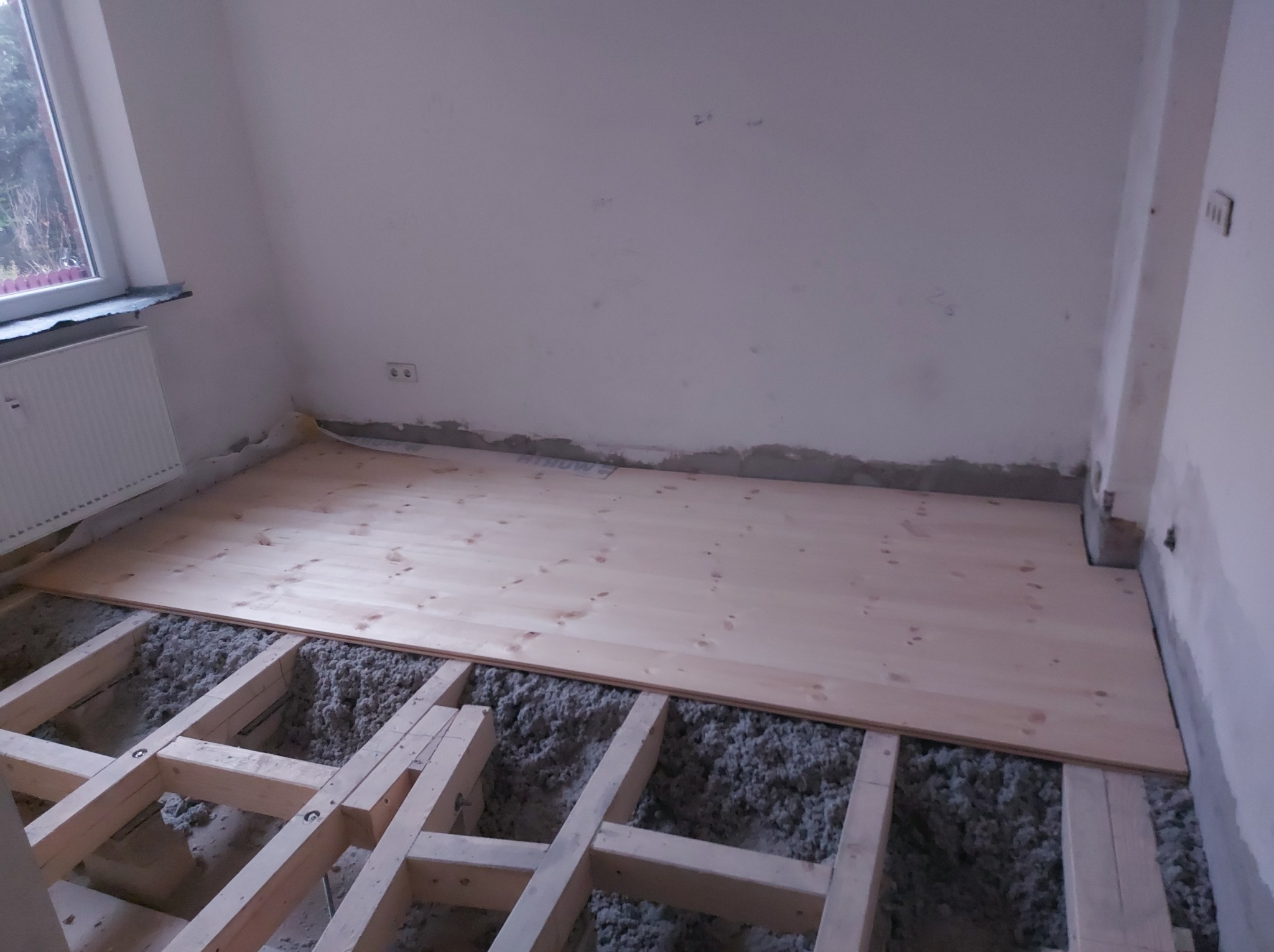 Kompletnie nowa podłoga w wymianą legarów oraz uzupełnieniem izolacją termiczną Isoflock