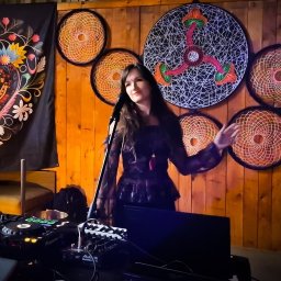 Występ muzyczny z własnym nagłośnieniem. Dekoracje od zaprzyjaźnionej organizacji