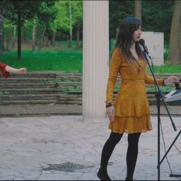 Występ muzyczny z performerką