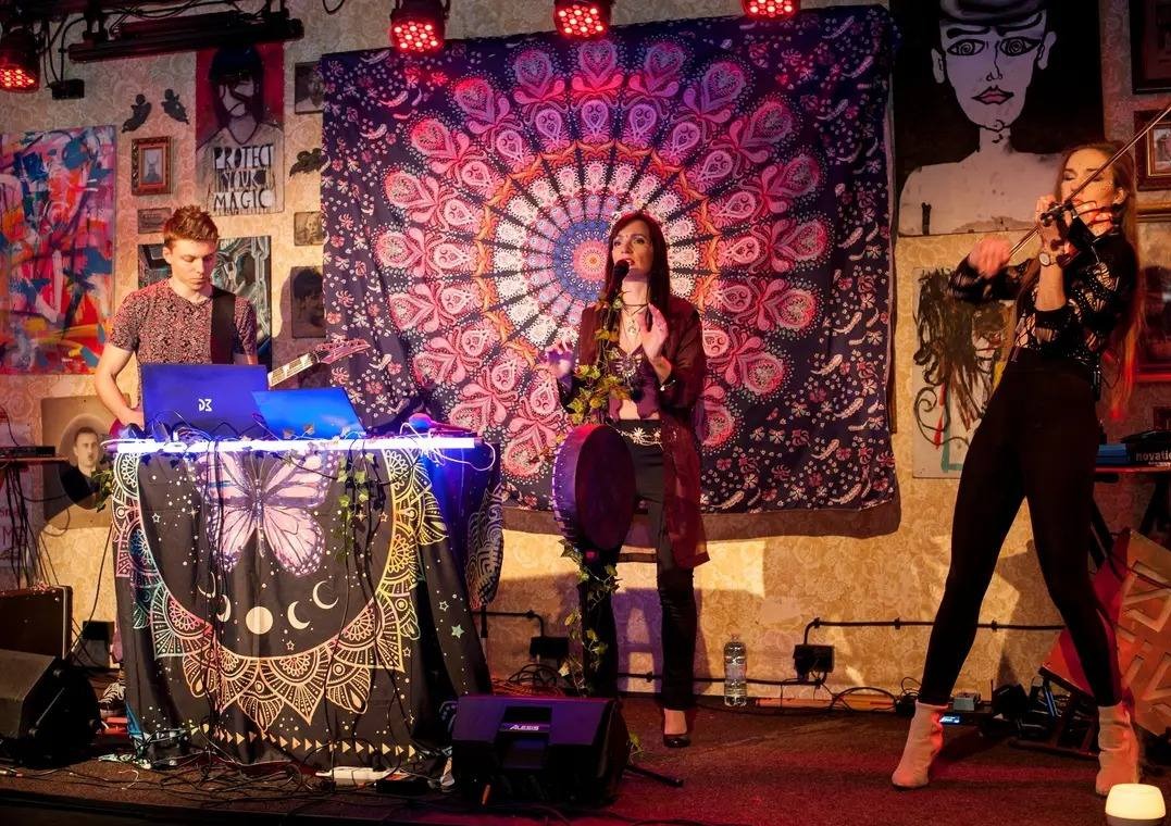 Koncert z zespołem w muzycznym klubie